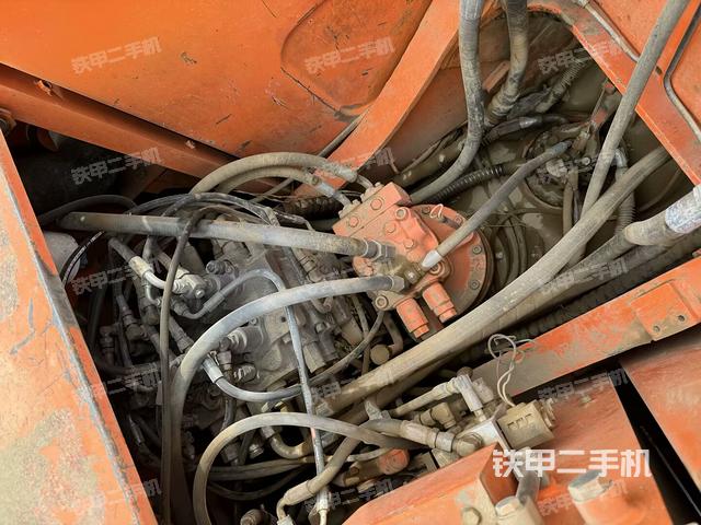 回轉馬達和主控閥（整機外觀）