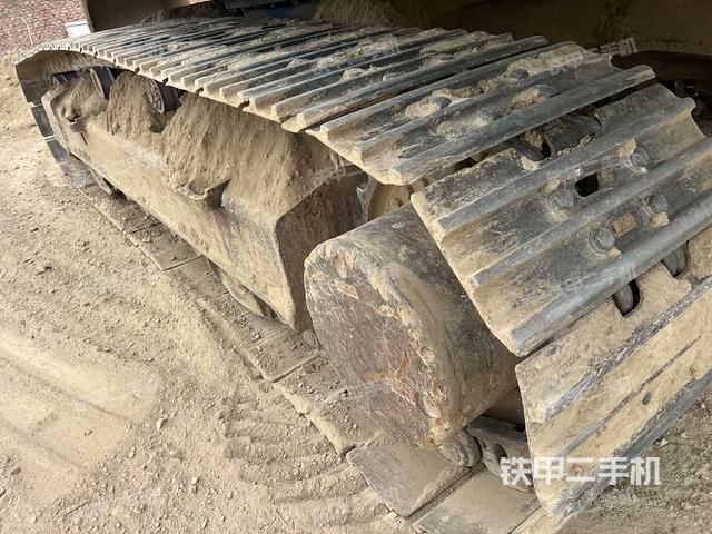 單側(cè)履帶整體(整機(jī)外觀) 單側(cè)履帶整體(整機(jī)外觀)