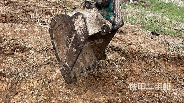 鏟斗右后整體(工作和回轉(zhuǎn)裝置) 鏟斗右后整體(工作和回轉(zhuǎn)裝置)