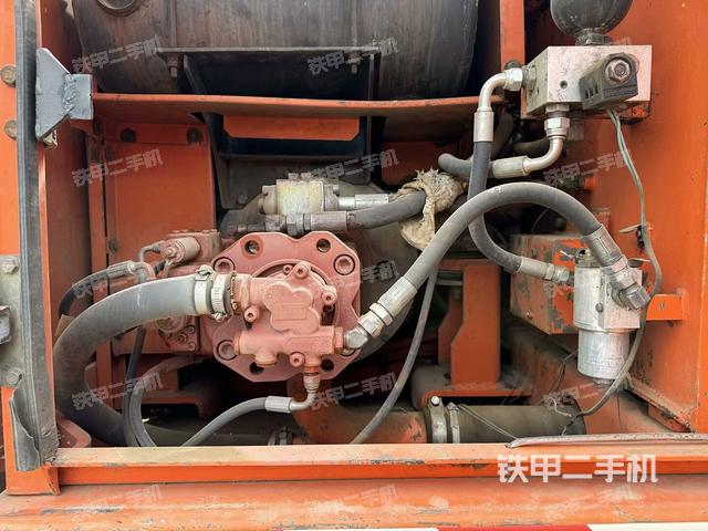 液壓泵艙室正面整體（整機外觀）