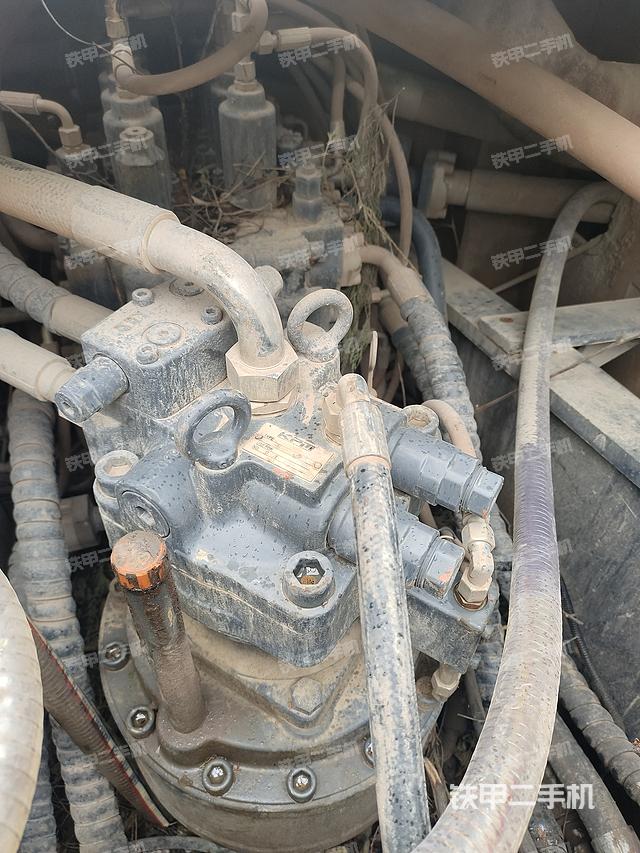 回转马达和主控阀（整机外观）