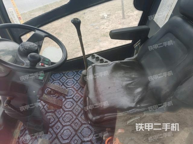 駕駛室側(cè)向上照全景（壓路機駕駛室）