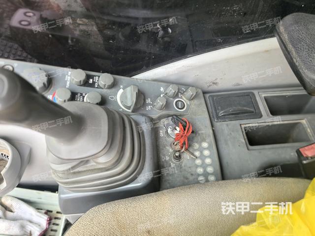 座椅右側(cè)控制臺(tái)/鑰匙門/油門/含右手柄（駕駛室部分）