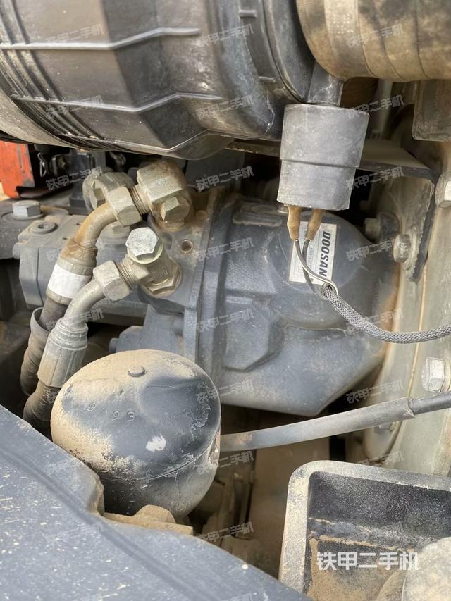 液壓泵艙室正面整體(整機(jī)外觀) 液壓泵艙室正面整體(整機(jī)外觀)