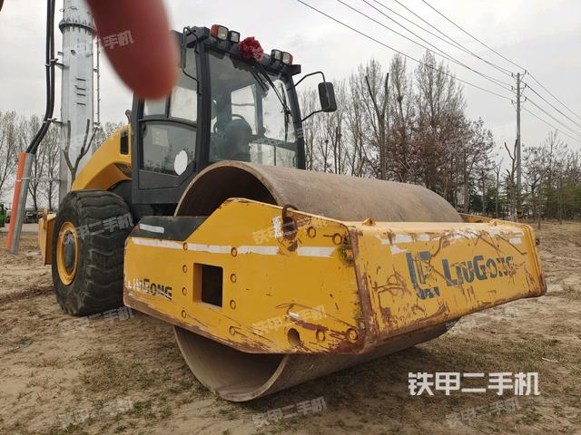 右前45°（壓路機整機外觀）