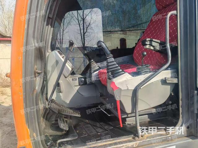 駕駛室頂部(整機外觀) 駕駛室頂部(整機外觀)