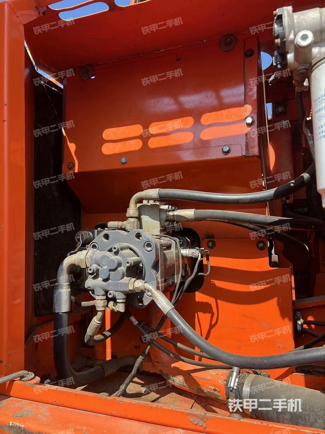 液壓泵艙室正面整體(整機(jī)外觀) 液壓泵艙室正面整體(整機(jī)外觀)