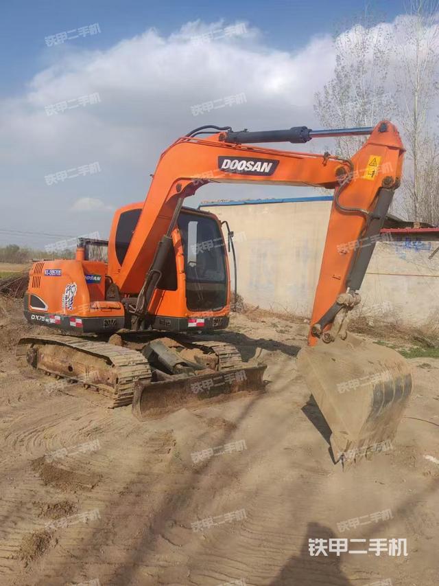 駕駛室整體(整機外觀) 駕駛室整體(整機外觀)