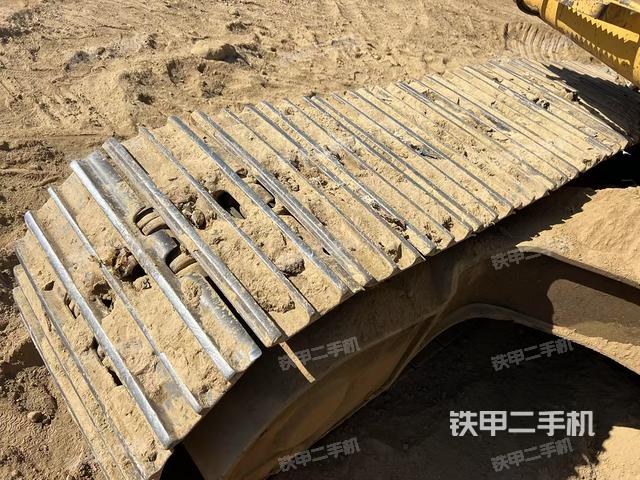 單側(cè)履帶整體(整機(jī)外觀) 單側(cè)履帶整體(整機(jī)外觀)