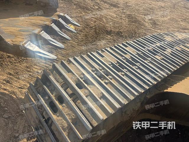 單側(cè)履帶整體(整機(jī)外觀) 單側(cè)履帶整體(整機(jī)外觀)