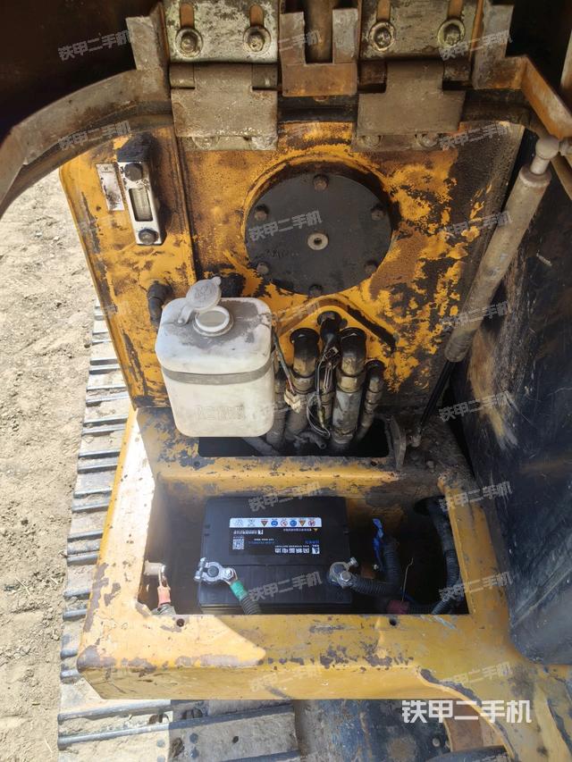 回轉(zhuǎn)馬達(dá)和主控閥（整機(jī)外觀）