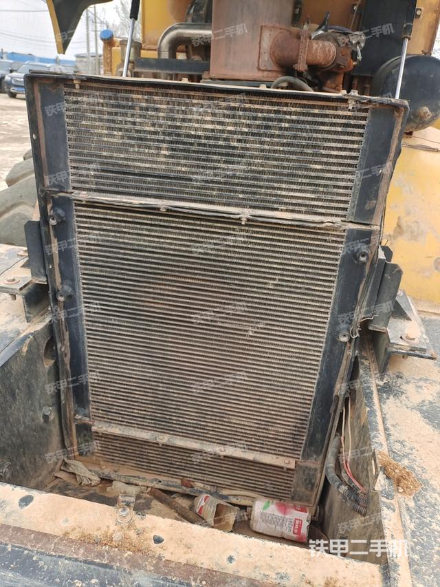 發(fā)動機上部全景（壓路機發(fā)動機艙）