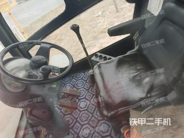 操作臺全景（壓路機駕駛室）