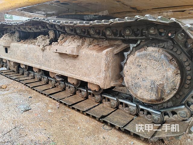 單側(cè)履帶整體(整機(jī)外觀) 單側(cè)履帶整體(整機(jī)外觀)