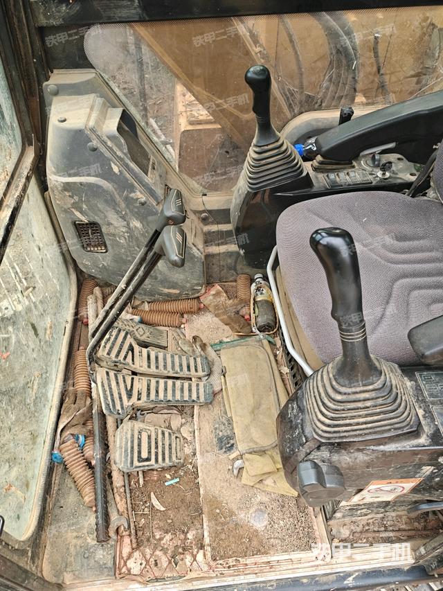 座椅右側控制臺/鑰匙門/油門/含右手柄（駕駛室部分）