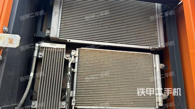 散熱器正面(大件艙室) 散熱器正面(大件艙室)