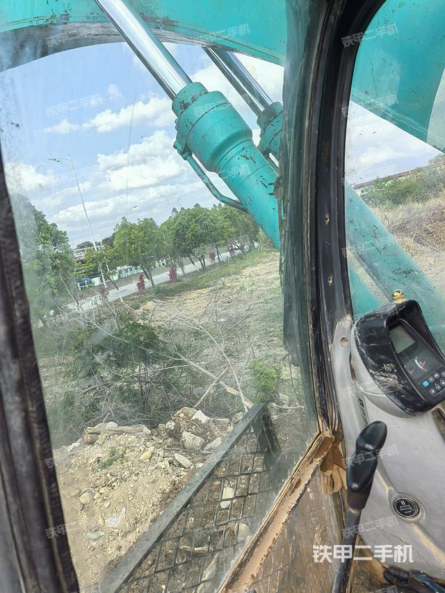 驾驶室顶部（整机外观）