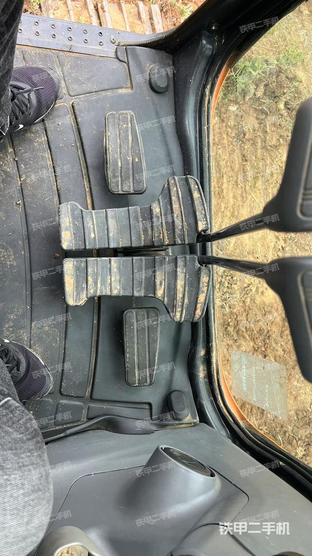 行走控制手柄和踏板?俯拍(駕駛室部分) 行走控制手柄和踏板?俯拍(駕駛室部分)