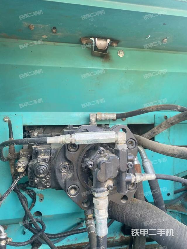 液壓泵艙室正面整體（整機外觀）