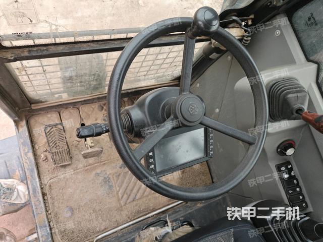 行走控制手柄和踏板?俯拍(駕駛室部分) 行走控制手柄和踏板?俯拍(駕駛室部分)