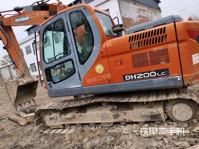 駕駛室頂部（整機外觀）