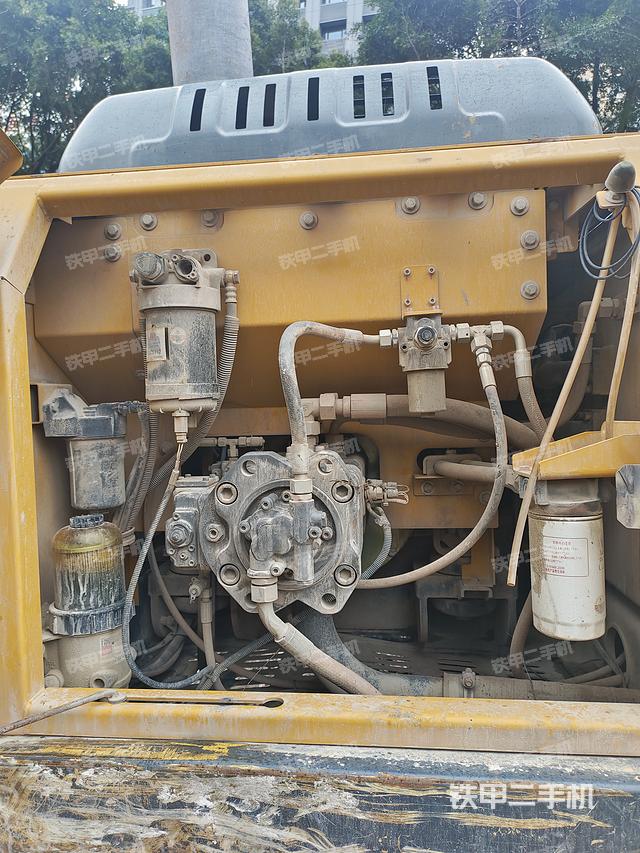 液压泵舱室正面整体（整机外观）