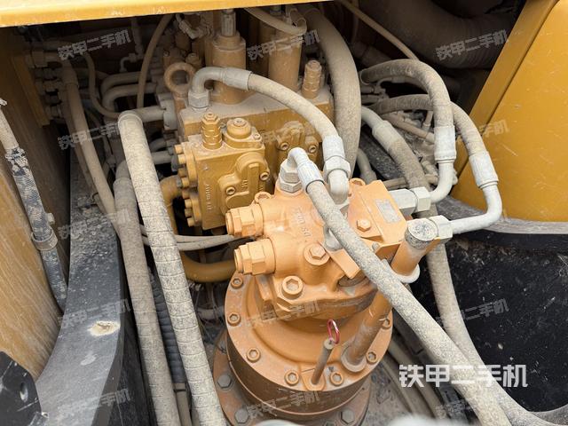 回轉(zhuǎn)馬達和主控閥(整機外觀) 回轉(zhuǎn)馬達和主控閥(整機外觀)