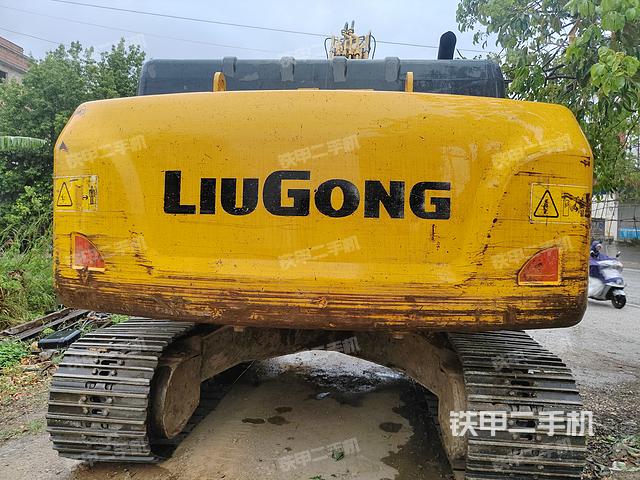 駕駛室頂部(整機(jī)外觀) 駕駛室頂部(整機(jī)外觀)