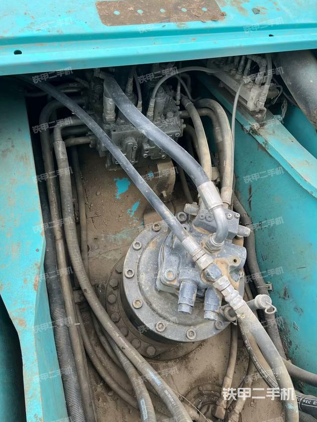 回轉(zhuǎn)馬達(dá)和主控閥(整機(jī)外觀) 回轉(zhuǎn)馬達(dá)和主控閥(整機(jī)外觀)