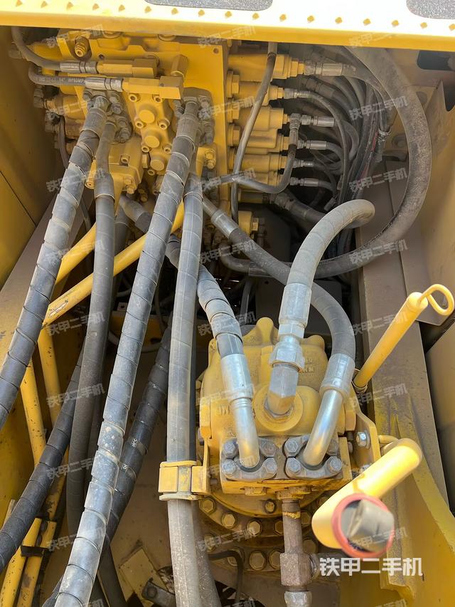 回轉(zhuǎn)馬達(dá)和主控閥(整機(jī)外觀) 回轉(zhuǎn)馬達(dá)和主控閥(整機(jī)外觀)