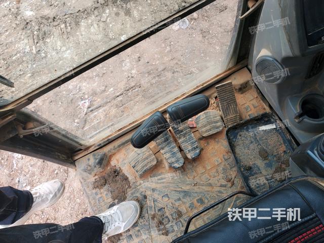 行走控制手柄和踏板?俯拍（駕駛室部分）