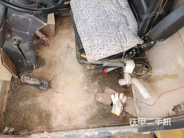 駕駛室頂蓬內(nèi)（壓路機駕駛室）