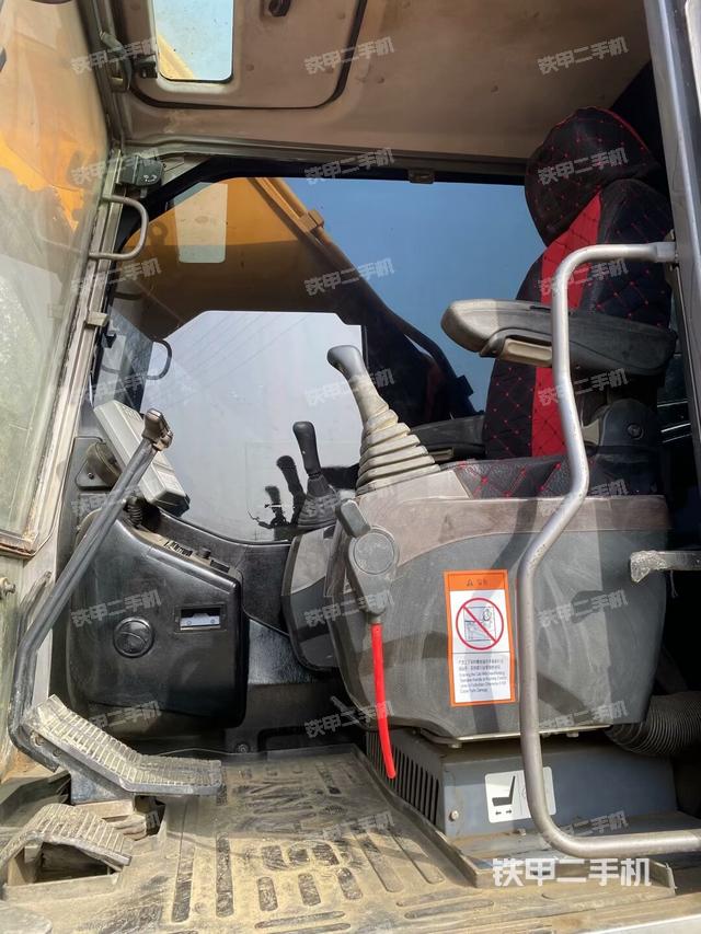 駕駛室整體（整機外觀）