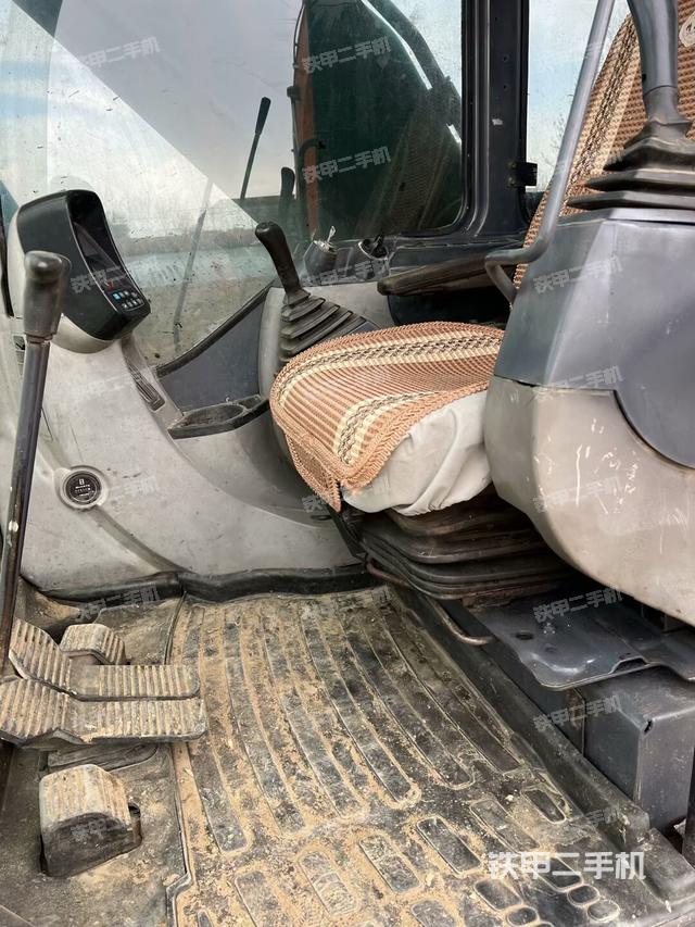 駕駛室整體(整機(jī)外觀) 駕駛室整體(整機(jī)外觀)