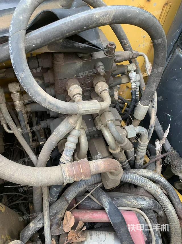 回轉(zhuǎn)馬達(dá)和主控閥（整機(jī)外觀）