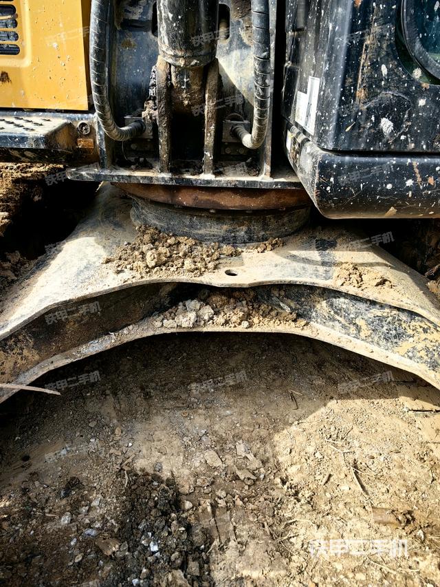 轉(zhuǎn)盤和下車架正前（工作和回轉(zhuǎn)裝置）