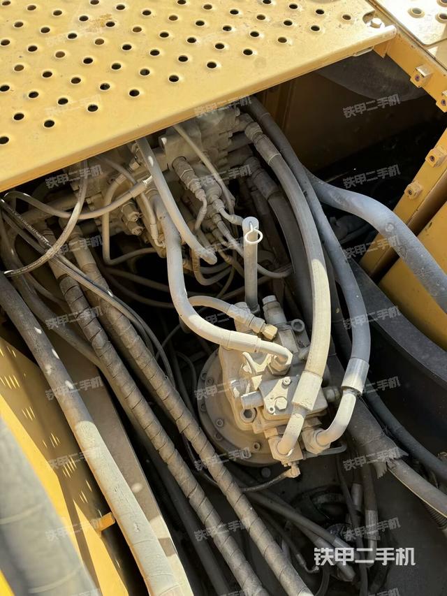 回轉(zhuǎn)馬達(dá)和主控閥（整機(jī)外觀）