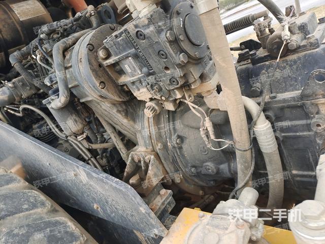 發(fā)動機左側(cè)全景（壓路機發(fā)動機艙）