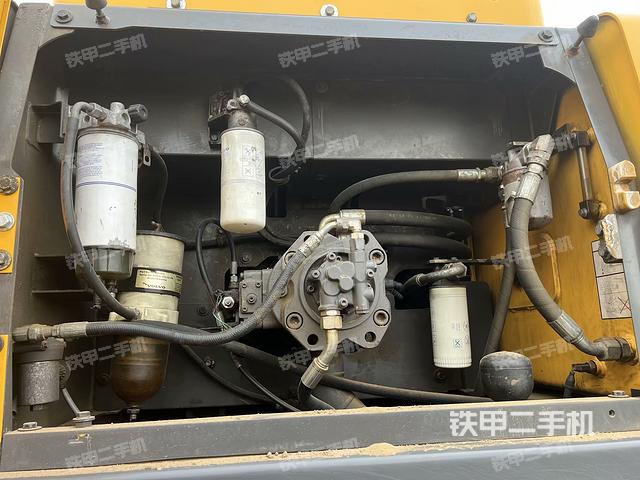 液壓泵艙室正面整體（整機外觀）