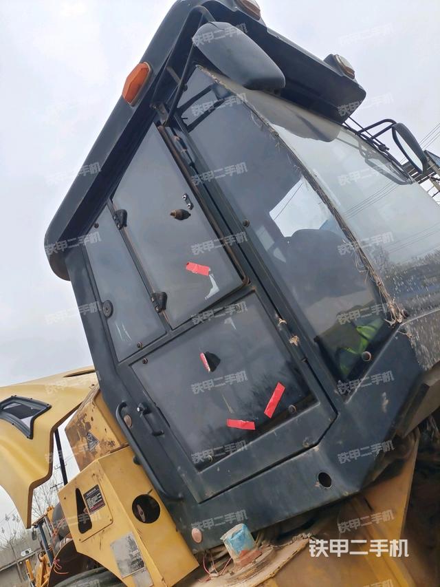 左側(cè)正面照（壓路機駕駛室）