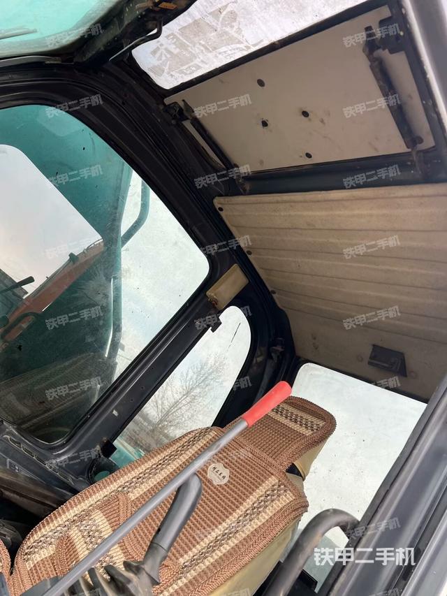 駕駛室頂部(整機(jī)外觀) 駕駛室頂部(整機(jī)外觀)