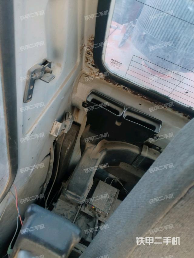 行走控制手柄和踏板 俯拍（驾驶室部分）