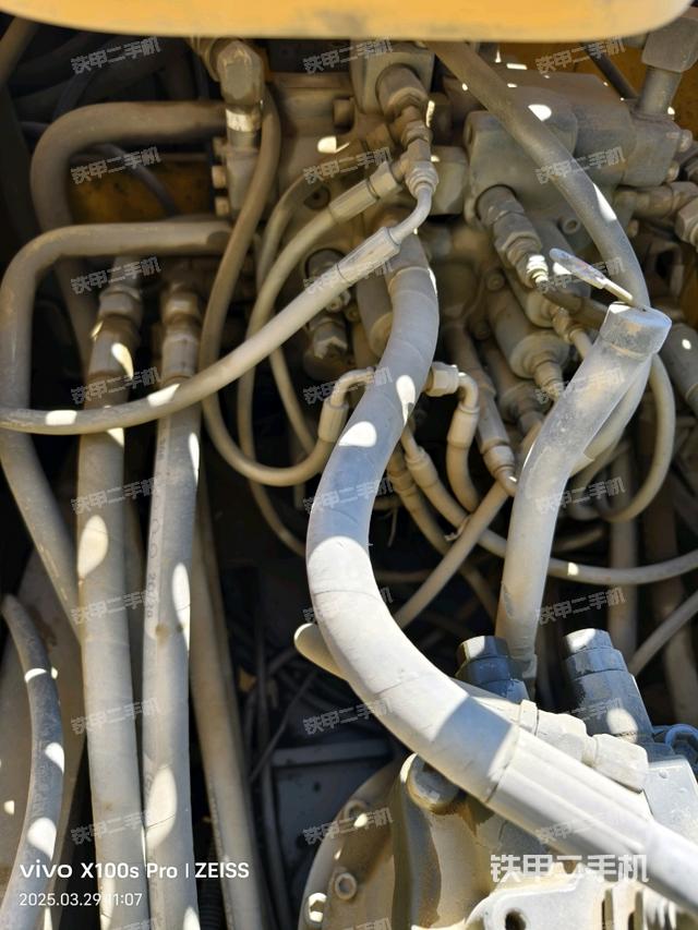 回轉(zhuǎn)馬達(dá)和主控閥（整機(jī)外觀）