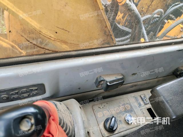 座椅右側(cè)控制臺(tái)/鑰匙門/油門/含右手柄（駕駛室部分）