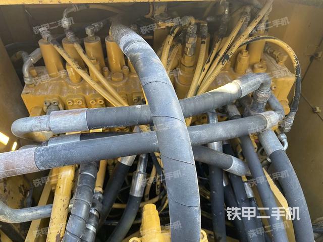 回轉(zhuǎn)馬達(dá)和主控閥（整機(jī)外觀）