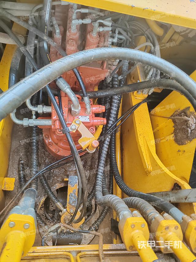 回轉(zhuǎn)馬達(dá)和主控閥(整機(jī)外觀) 回轉(zhuǎn)馬達(dá)和主控閥(整機(jī)外觀)