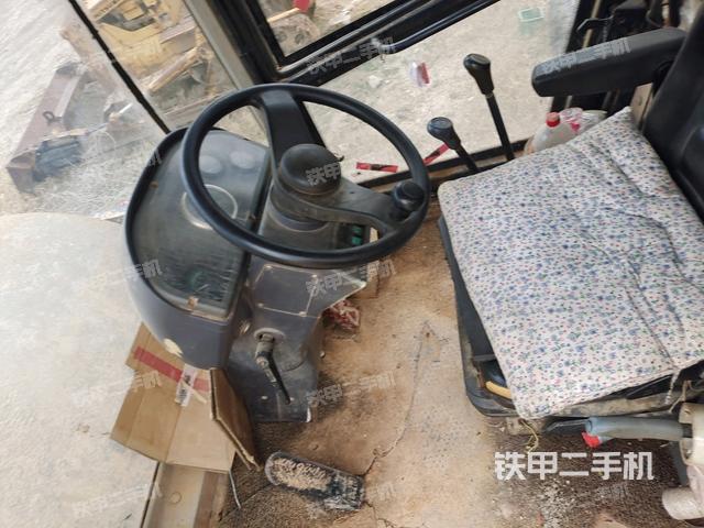 操作臺全景（壓路機駕駛室）