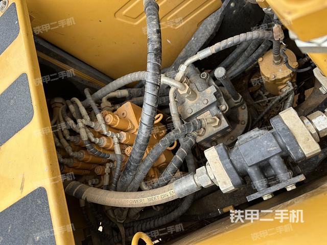 回轉(zhuǎn)馬達和主控閥(整機外觀) 回轉(zhuǎn)馬達和主控閥(整機外觀)