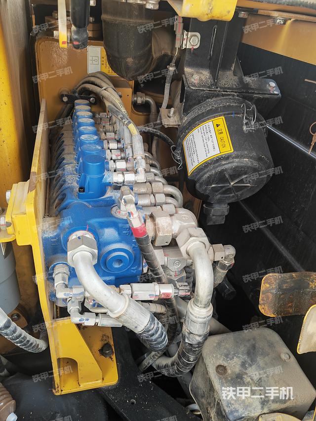 回转马达和主控阀（整机外观）