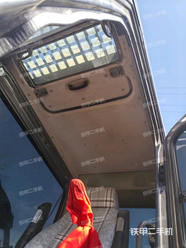 駕駛室頂部(整機外觀) 駕駛室頂部(整機外觀)